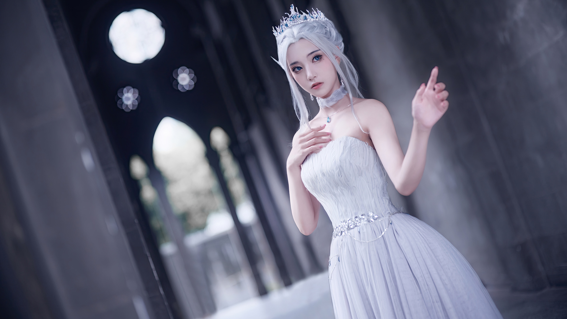 cosplay 鬼刀 白发 小姐姐 露肩 美女 水晶皇冠 12k壁纸 11520×6480-MAC星球